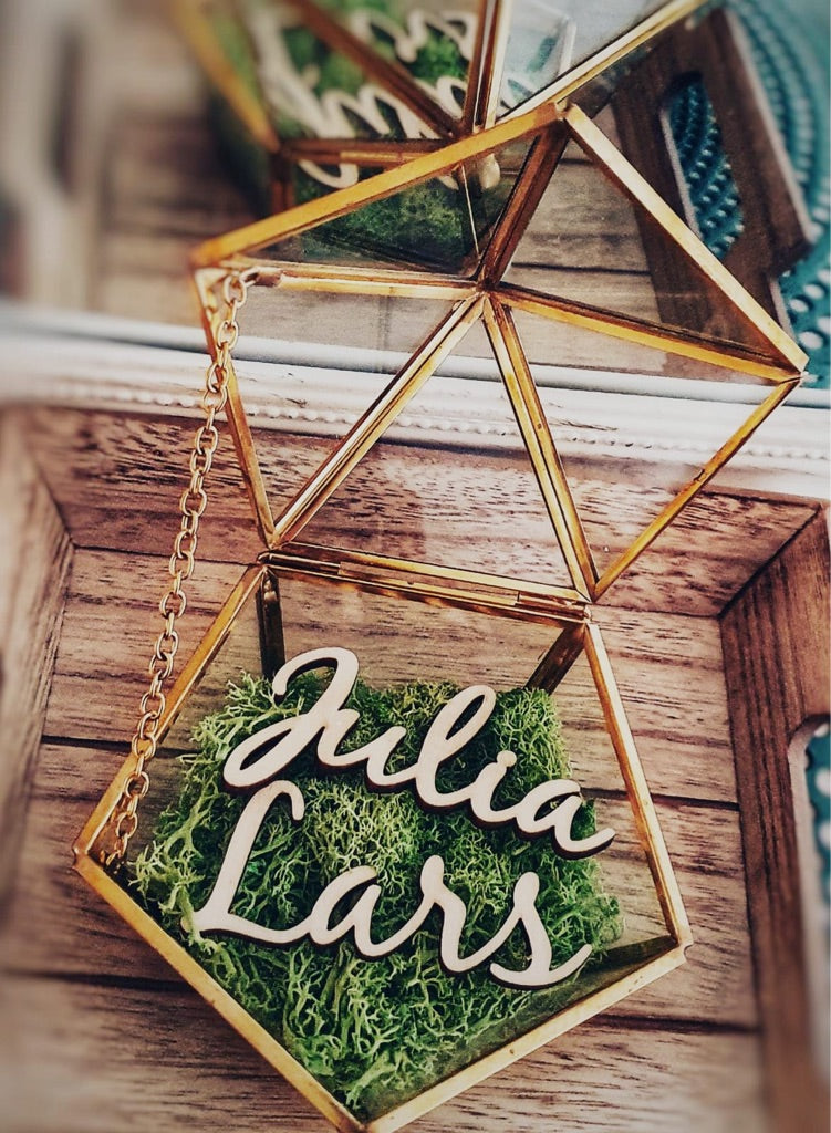 Personalisierte Ringbox aus Glas mit gravierten Namen, gefüllt mit Moos – elegantes Hochzeitsaccessoire