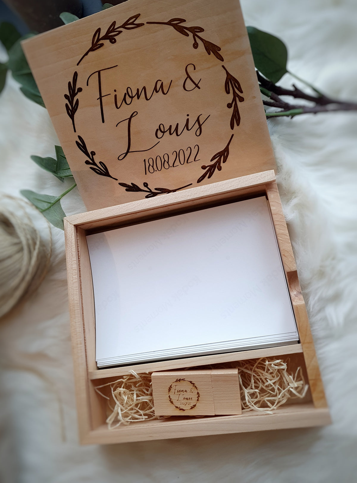 Personalisierte braune Holzfotokiste mit Gravur und 8GB USB-Stick – einzigartiges Hochzeitsgeschenk