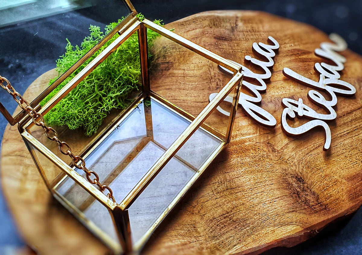 Personalisierte Ringbox aus Glas mit Namen und Moos – elegantes Hochzeitsaccessoire zum Präsentieren von Trauringen