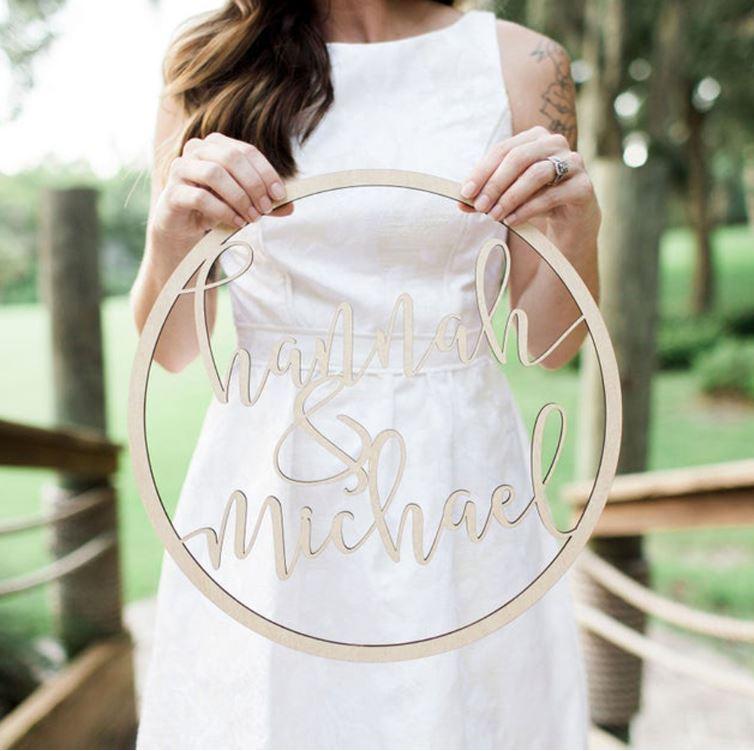 Personalisiertes Holzschild mit Namen für Hochzeitspaare – einzigartiges Hochzeitsgeschenk mit Lasercut-Design