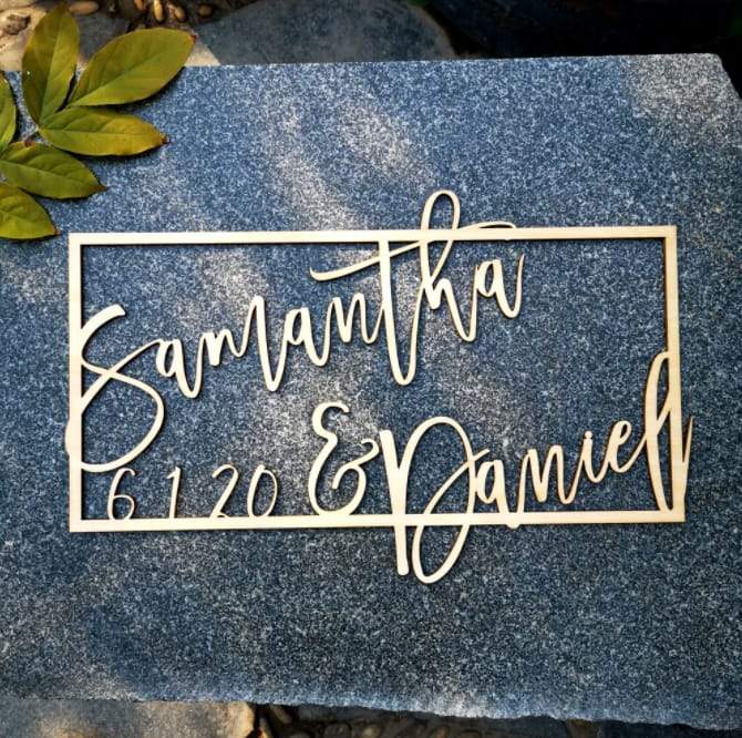 Personalisierte Holzdeko mit Namen – individuelles Hochzeitsgeschenk in Beige/Braun, zum Aufstellen oder Aufhängen