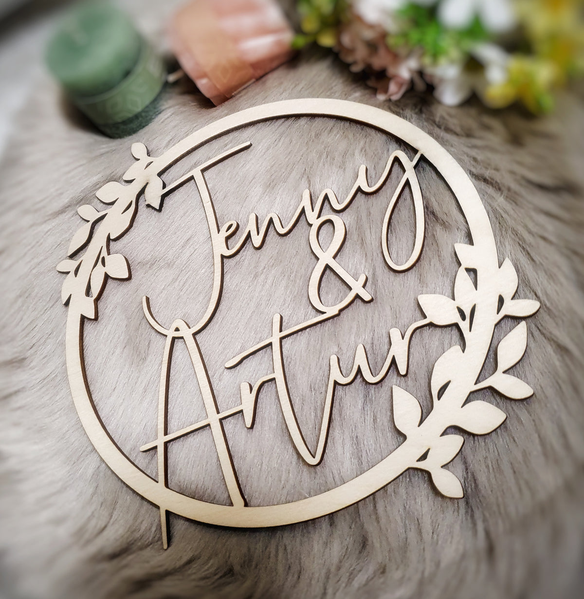 Personalisierter Holzring aus Birke mit zwei Namen in Beige/Braun - Individuelle Hochzeitsringe zum Aufstellen und Aufhängen