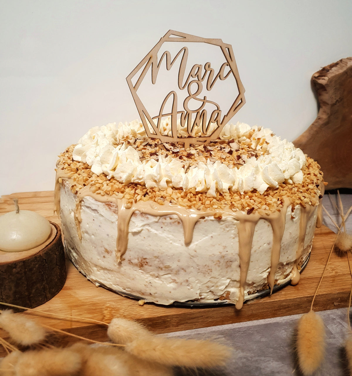 Personalisierter Holz-Tortentopper TP18 mit Namen des Brautpaares für die Hochzeitstorte
