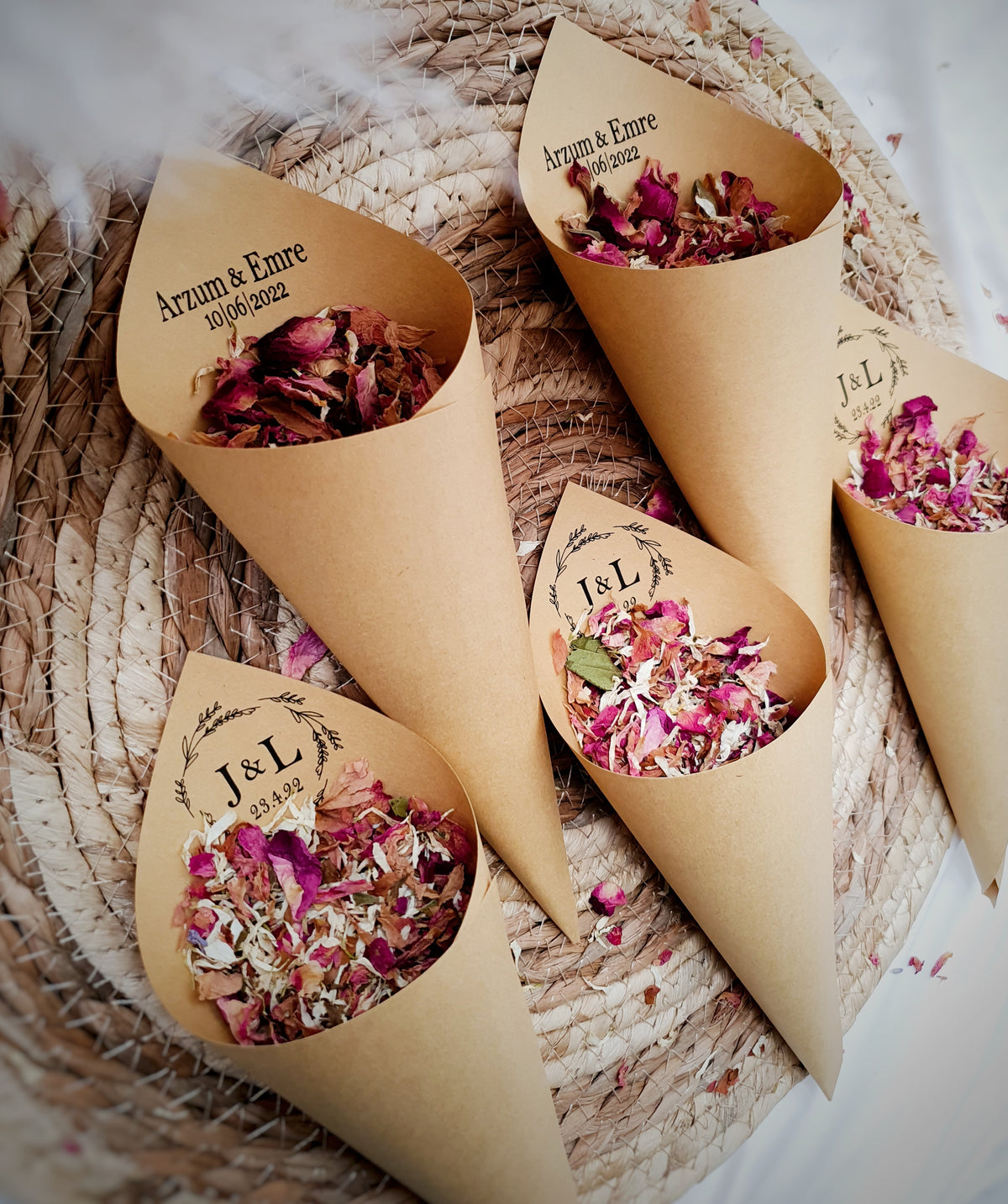 Naturell Konfetti mit getrockneten Blüten - individuelles Hochzeitsaccessoire zum Personalisieren