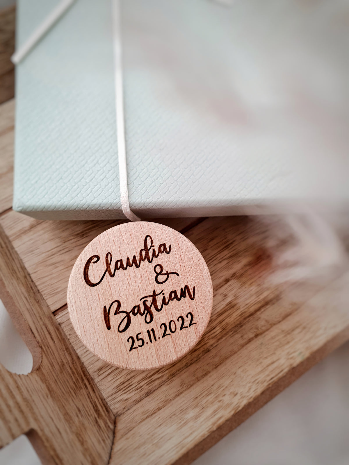 Personalisierte Ringbox aus Holz mit individueller Gravur und beigelegtem Jutesack – einzigartiges Hochzeitsandenken
