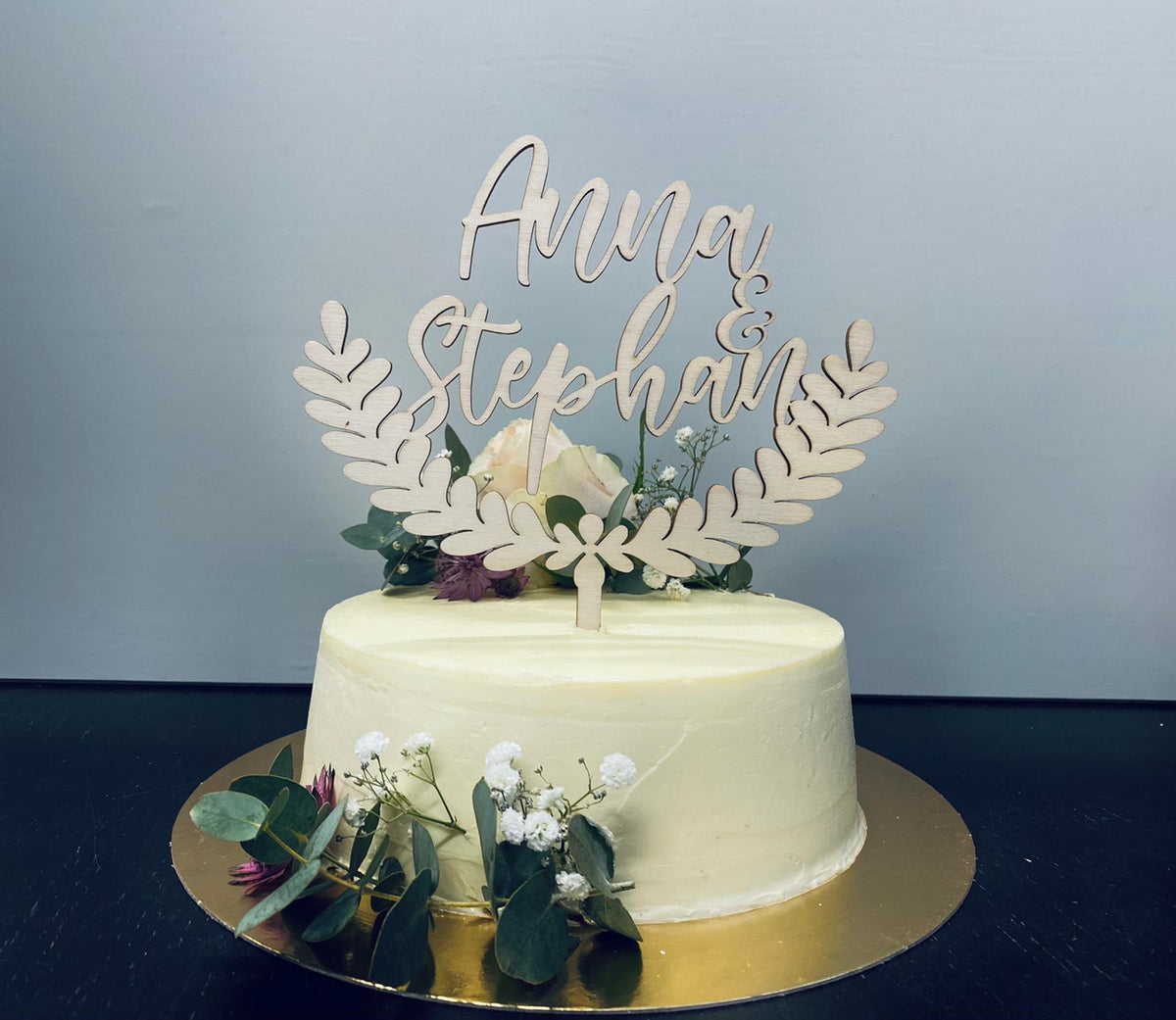 Personalisierter Holz-Tortentopper TP14 mit graviertem Namen für Hochzeitstorten
