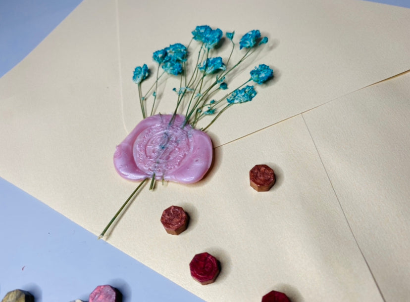 10 handverlesene getrocknete Blumen in verschiedenen Farben für einzigartige, personalisierte Hochzeitseinladungen von Brautwunsch