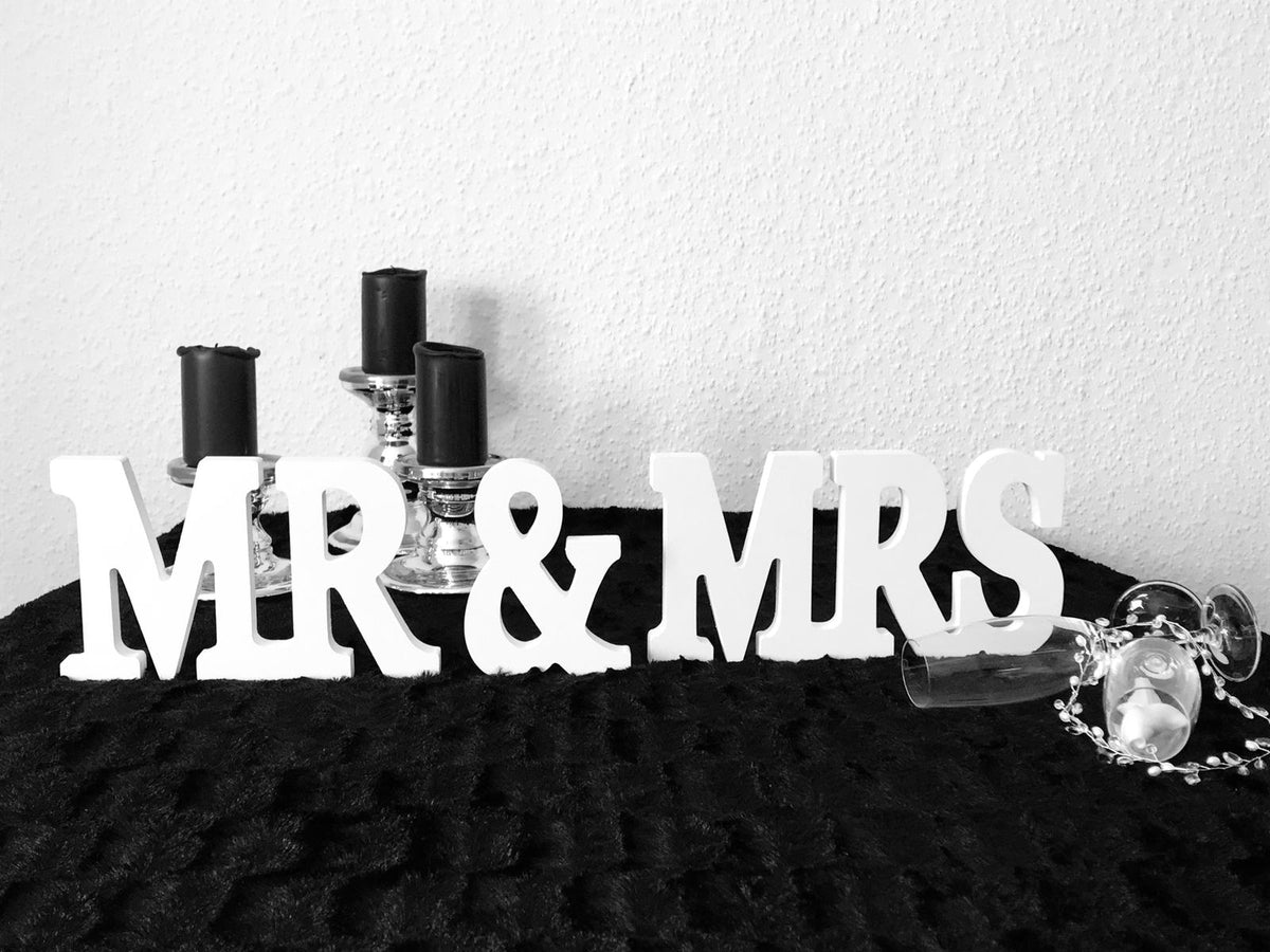 Mr & Mrs Tischdeko aus Holz in Weiß – elegante Hochzeitsdekoration für Tisch und Feier