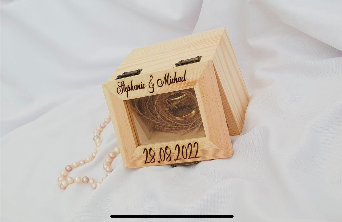 Personalisierte Holz-Ringbox in Beige mit Jute-Innenfutter für Trauringe, individuell graviert mit Namen zur Hochzeit