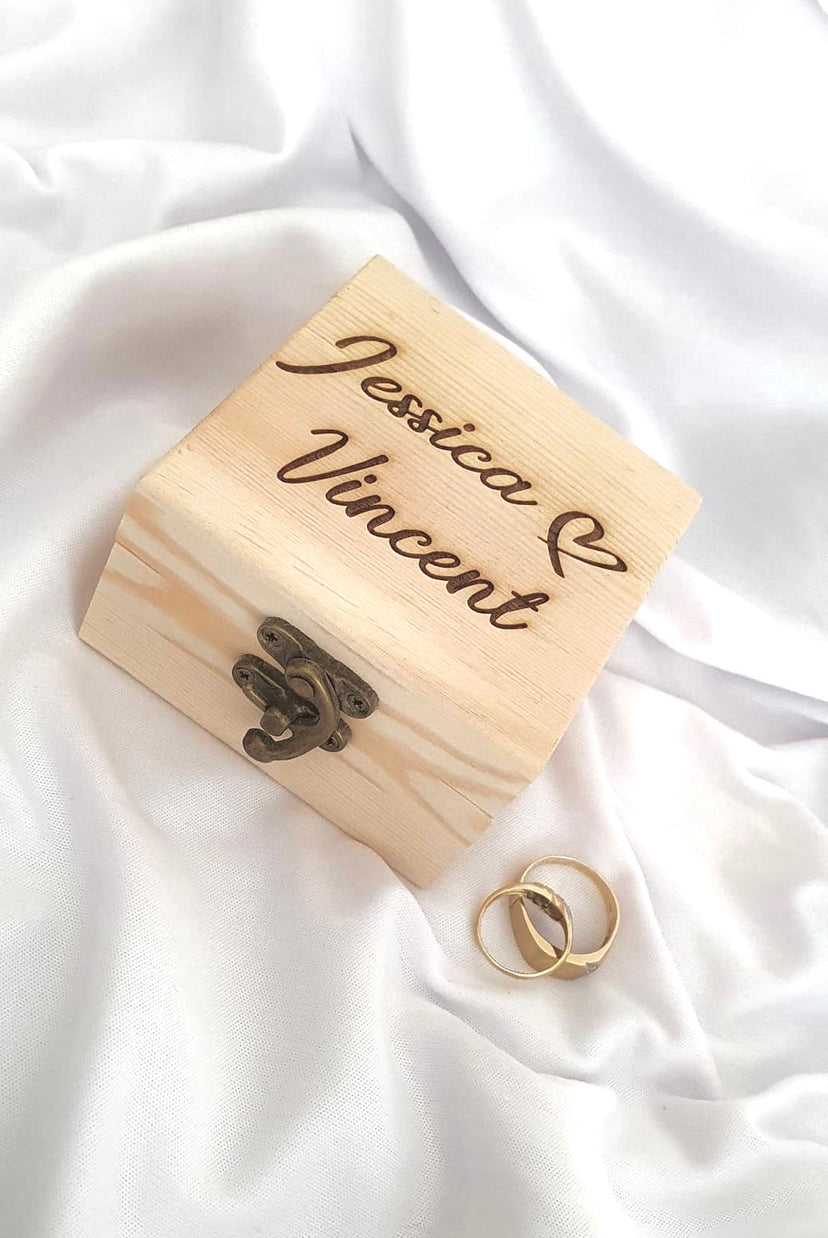 Personalisierte Ringbox aus Holz mit beigefarbener Oberfläche – individuelle Hochzeitsringkiste mit Jutestoff, perfekt als Hochzeitsgeschenk