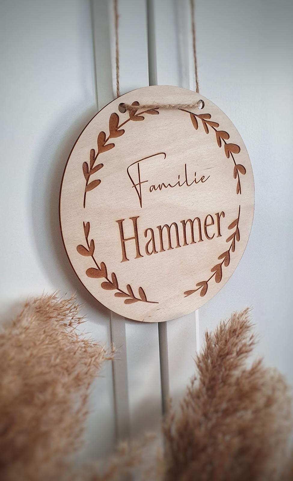 Personalisiertes Familien-Türschild aus Birkenholz mit Gravur – 20cm und 25cm Durchmesser, individuell mit Namen gestaltet